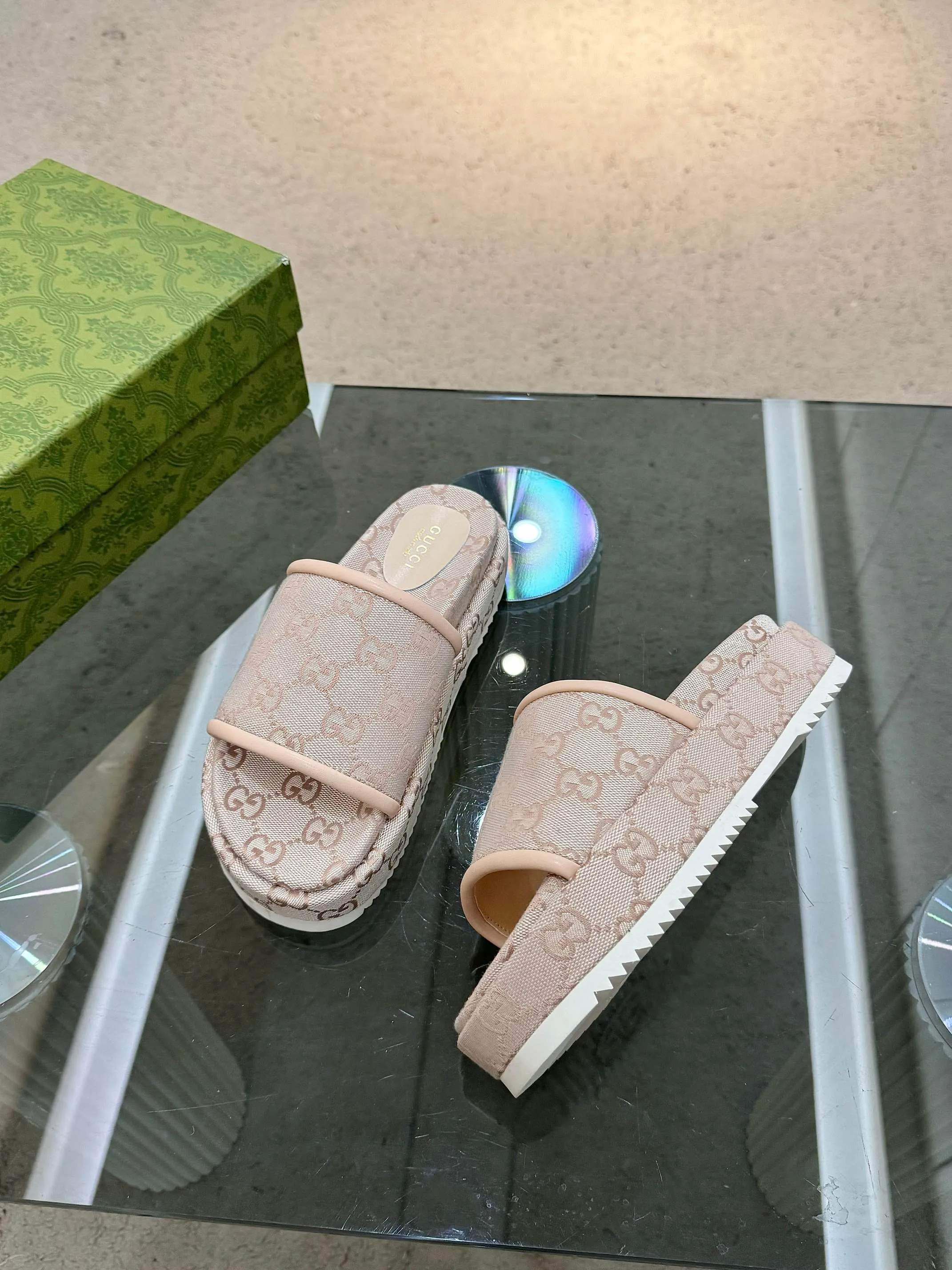 👟👟Ex-factory price 400👟👟 Shipped all year round, Gucci's latest limited edition thick-soled slippers. Top quality for sale. Purchase genuine product for development. The material and workmanship are consistent with the original. Upper: original special printing process. Lining: dyed sheepskin. Outsole: Italian private model outsole. Size: 35-43M standard size. 41, 42, 43 are also customized and cannot be returned. Sole thickness: 5.5cm. Forefoot 4cm.